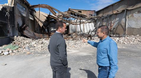 planasa incendio 2022 Por la izda.: José Manuel Sábada (director industrial) y José Antonio Munárriz (director industrial) delante de la nave destrozada por el incendio y que se va a reconstruir.