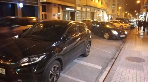 Tramo de la calle Amaya con vehículos parados Tramo de la calle Amaya con vehículos parados