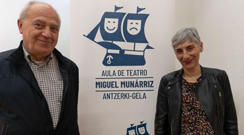 Raúl Urriza y Marta Juániz, del Aula de Teatro Miguel Munárriz, presentaron ayer el libro Raúl Urriza y Marta Juániz, del Aula de Teatro Miguel Munárriz, presentaron ayer el libro