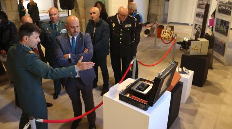 Santiago Sáiz, sargento responsable del Gedex en Navarra, enseña la muestra al delegado, José Luis Arasti Santiago Sáiz, sargento responsable del Gedex en Navarra, enseña la muestra al delegado, José Luis Arasti