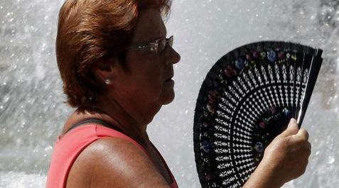 menopausia-sofocos-abanico Un ensayo ha demostrado la eficacia y seguridad del fármaco fezolinetant frente a los sofocos de la menopausia