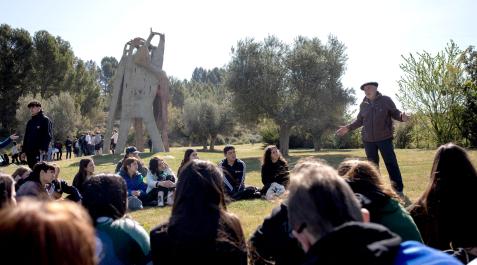 encuentro-intergeneracional-parque-memoria-sartaguda Alumnado de diversos institutos de Navarra atienden en el Parque de la Memoria de Sartaguda las explicaciones de familiares de personas asesinadas en el golpe militar de julio de 1936