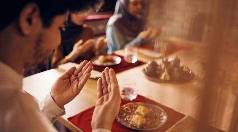 RAMADAN El Ramadán se celebra en el noveno mes del calendario islámico y, al ser un calendario lunar, la fecha de celebración del Ramadán va cambiando cada año