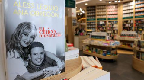 LIBRO-Ana-Obregon Ejemplares del libro 'El chico de las musarañas' de Ana Obregón y su hijo Aless Lequio, este miércoles en una librería de Madrid