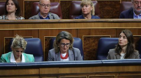 diaz-ribera-llop La vicepresidenta segunda y ministra de Trabajo y Economía Social, Yolanda Díaz; la vicepresidenta tercera y ministra de la Transición Ecológica y Reto Demográfico, Teresa Ribera y la ministra de Justicia, Pilar Llop, durante una sesión plenaria en el Congreso de los Diputados