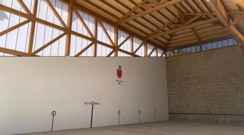 Así luce el frontón de Pueyo tras la incorporación de la cubierta y la reforma de las paredes Así luce el frontón de Pueyo tras la incorporación de la cubierta y la reforma de las paredes