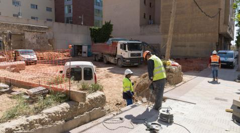 Operarios trabajan en el solar de la avenida del Barrio donde se construirán los apartamentos -al fondo, a la izda. la residencia Torre Monreal Operarios trabajan en el solar de la avenida del Barrio donde se construirán los apartamentos -al fondo, a la izda. la residencia Torre Monreal