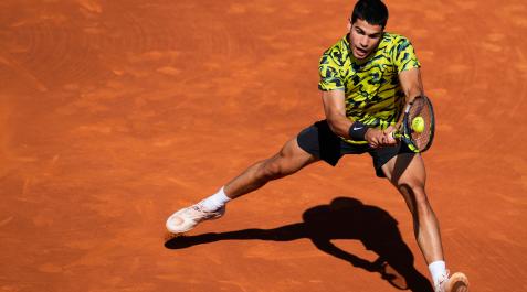 Carlos-Alcaraz El tenista español, Carlos Alcaraz, durante el partido ante su compatriota Roberto Bautista, correspondiente a la cuarta ronda del Barcelona Open Banc Sabadell-Trofeo Conde de Godó