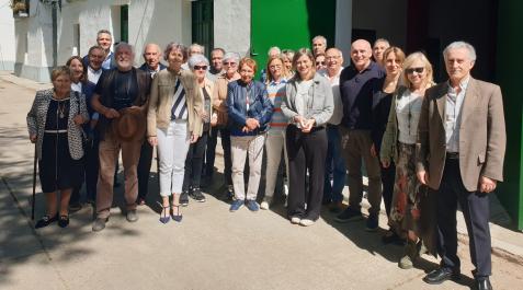 Documental 'El bocal' Foto de grupo a la entrada del edificio del teatro en El Bocal, con la consejera Esnaola, la presidenta de la CHE, el director del documental, Eugenio Monesma, con autoridades de la zona y personas que trabajaron en su día en el lugar