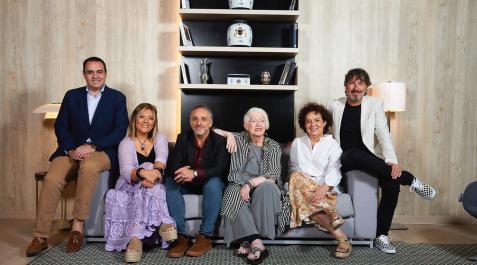 Mocedades celebra sus más de cincuenta años de trayectoria artística y cuenta con la colaboración de Los Panchos. Ambos grupos ofrecerán hoy un concierto en Baluarte en el que recordarán sus grandes éxitos en un recorrido por los boleros y la música román Mocedades celebra sus más de cincuenta años de trayectoria artística y cuenta con la colaboración de Los Panchos. Ambos grupos ofrecerán hoy un concierto en Baluarte en el que recordarán sus grandes éxitos en un recorrido por los boleros y la música romántica