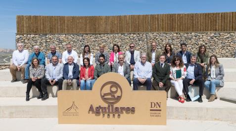 Invitados, ponentes y organizadores del V Foro Aguilares posaron juntos en las instalaciones del Centro de Información y Acogida de Visitantes de Bardenas Reales Invitados, ponentes y organizadores del V Foro Aguilares posaron juntos en las instalaciones del Centro de Información y Acogida de Visitantes de Bardenas Reales