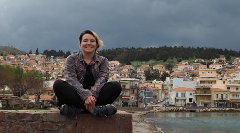 La pamplonesa Miryam Ayerra Ancín, en Mitilene, la capital de la isla de Lesbos, a orillas del mar Egeo. La pamplonesa Miryam Ayerra Ancín, en Mitilene, la capital de la isla de Lesbos, a orillas del mar Egeo.