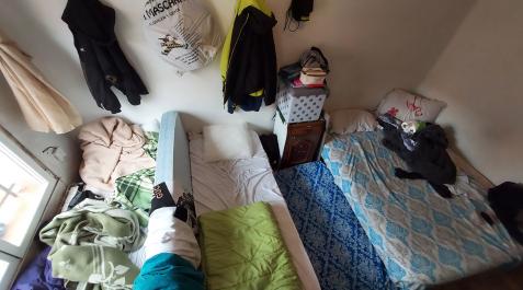 Habitación En esta habitación de la comarca de Pamplona viven dos familias distintas, seis personas, por la que pagan 500 euros.