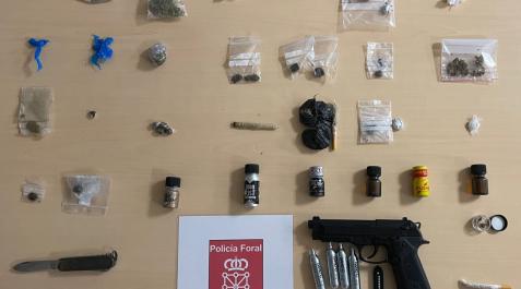 FuU2sftXgAElTmZ (1) Drogas y armas simuladas incautadas por Policía Foral en el marco de la carpa universitaria
