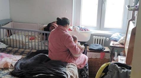 Protagonistas del reportaje muestran las habitaciones en las que viven