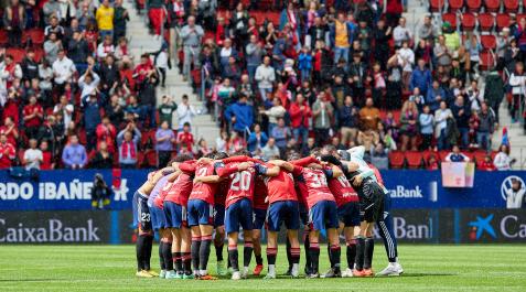 Los jugadores celebraron la victoria abrazados en círculo