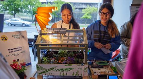 tecnociencia Dos alumnas del instituto Plaza de la Cruz explican su proyecto
