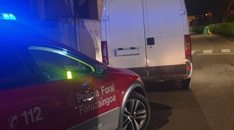 Cascante Policía Foral Patrulla de la Policía Foral junto al vehículo interceptado en Cascante