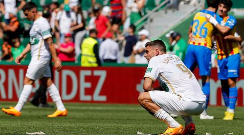 La desesperación de Lucas Boyé contrasta con la alegría de los jugadores del Valencia tras uno de los goles visitantes.