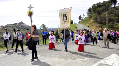 Los romeros peralteses rezaron el rosario en la subida del crucero a la iglesia de la Virgen de Ujué Los romeros peralteses rezaron el rosario en la subida del crucero a la iglesia de la Virgen de Ujué