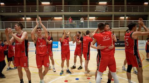 basket navarra Los jugadores del ENERparking, tras ganar al Cornellà ayer.