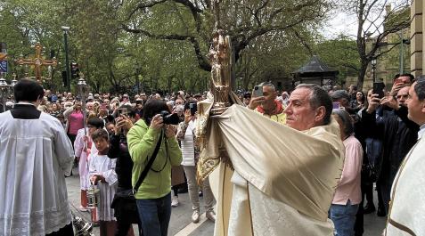 El párroco de San Lorenzo, Javier Leoz, alzando este domingo la figura del Ángel de Aralar El párroco de San Lorenzo, Javier Leoz, alzando este domingo la figura del Ángel de Aralar