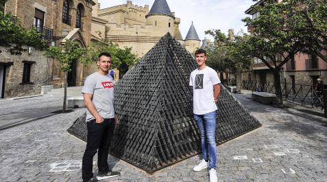 A_ALBERTO GALDONAF_2 (37279106) Jorge Sola, entrenador del Alfaro, junto a su hijo Xavier, delantero de la Mutilvera, a las puertas del Palacio de Olite
