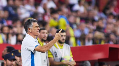 Jose Luis Mendilibar dirige a sus futbolistas durante el choque contra el Villarreal