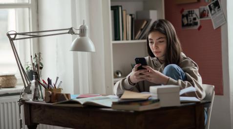 MOVIL-REDES-SOCIALES El uso excesivo del teléfono móvil se asocia a mayor procrastinación académica. Esto conlleva un bajo rendimiento escolar y puede acarrear alteraciones psicológicas, como autoculpa y baja autoestima