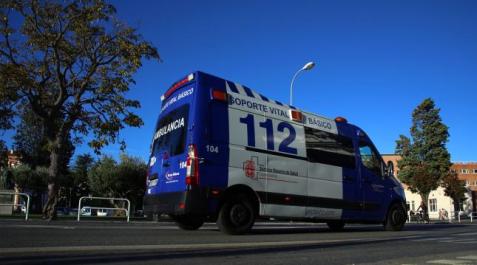 ambulancia Herido un trabajador al quedar su mano atrapada en una máquina en Los Arcos