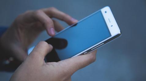 Teléfono móvil redes sociales En la sesión se tratarán cuestiones acerca de redes, navegación segura, sexting o grooming