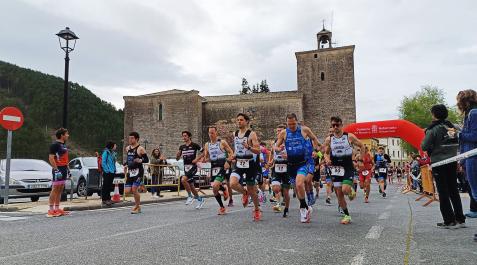 Salida de la prueba de carrera del II Duatlón de Aoiz.