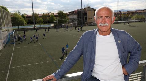 José Luis Nagore, presidente del Txantrea El presidente del Txantrea, José Luis Nagore, en la grada del campo de fútbol, mientras varios equipos entrenan