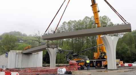 Puente sunbilla Detalle de la colocación de la segunda viga en el nuevo puente de la N-121-A en Sunbilla.