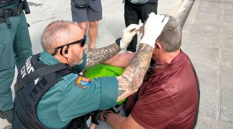 Peregrino Un agente de la Guardia Civil atiende al peregrino estadounidense herido