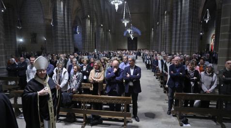 Ángel Iriarte El arzobispo Francisco Pérez se dirige al presbiterio con las naves llenas de fieles. En primera fila, familiares y Maite Quintana, secretaria de Cáritas en Navarra.