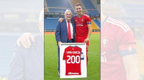 El presidente Luis Sabalza y Unai García con la camiseta de los 200 encuentros del central.