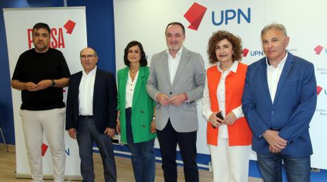 El presidente de UPN y candidato a la presidencia del Gobierno de Navarra, Javier Esparza, en el centro, junto a otros miembros de la candidatura del partido regionalista, de izda. a dcha.: Mario Fabo, Mariano Herrero, Raquel Garbayo, Yolanda Ibáñez y Pedro González