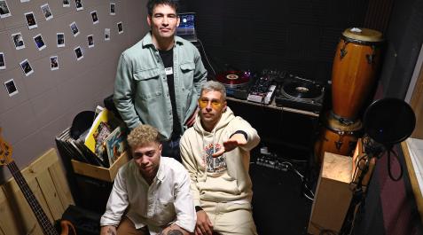 De pie, el Dj Rever Loop; con gafas, el rapero Mr. Speaker, y a su lado, el técnico Manu Dueñas, de Kimera Estudios, que transmitirá el evento. De pie, el Dj Rever Loop; con gafas, el rapero Mr. Speaker, y a su lado, el técnico Manu Dueñas, de Kimera Estudios, que transmitirá el evento.