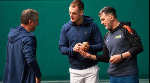Pelota Unai Laso y ‘Goros’, intendente de Baiko, comentan con Martín Alustiza las peculiaridades del cuero de una de las pelotas del cestaño.