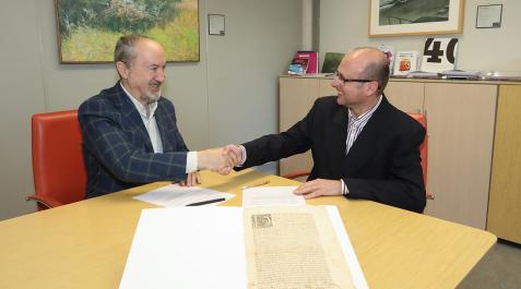 upna documento Sixto Jiménez (izquierda) y Roldán Jimeno, tras la firma del contrato de depósito del documento