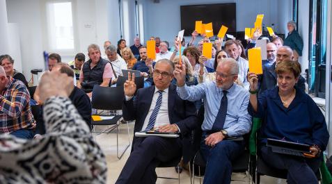 Mancomunidad Los asistentes votan uno de los puntos del día