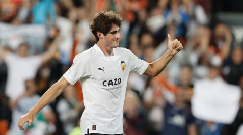El centrocampista del Valencia Javi Guerra tras marcar el 2-1 al final del encuentro