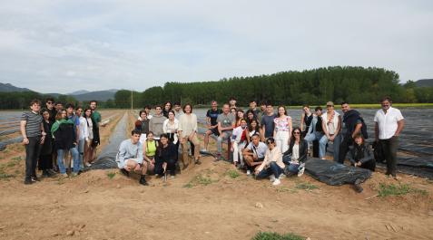 Estudiantes de Basque Culinary Center Estudiantes de Basque Culinary Center, en la parcela de espárragos de Murieta