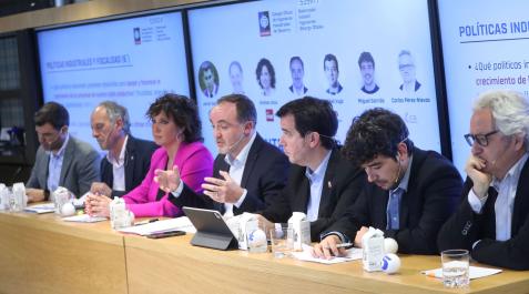 Sentados, de izquierda a derecha: Javier García (PP), Adolfo Araiz (EH Bildu), Ainhoa Unzu (PSN), Javier Esparza (UPN), Mikel Irujo (Geroa Bai), Miguel Garrido (Contigo Navarra) y Carlos Pérez Nievas (Ciudadanos) Sentados, de izquierda a derecha: Javier García (PP), Adolfo Araiz (EH Bildu), Ainhoa Unzu (PSN), Javier Esparza (UPN), Mikel Irujo (Geroa Bai), Miguel Garrido (Contigo Navarra) y Carlos Pérez Nievas (Ciudadanos)