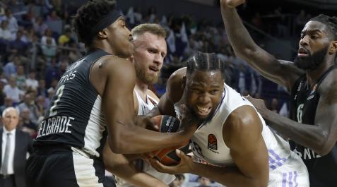 En el centro de la imagen, Guerschon Yabusele, pívot del Real Madrid Yabusele