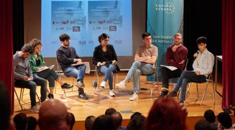 14 Desde la izda.: Miguel Garrido (Contigo Navarra), Irati Jiménez (EH Bildu), Kevin Lucero (Juventudes Socialistas), la moderadora Carmen Pérez, Alberto Díaz (Juventudes Navarras), Guillermo Larrayoz (Gazteok Bai) y David Diago (Nuevas Generaciones)