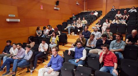 6 Al debate acudieron unas cuarenta personas