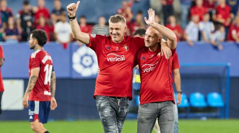 A_ J. (37350186) Milosevic y Deporte, el sábado durante el homenaje de El Sadar a los subcampeones de Copa en 2005