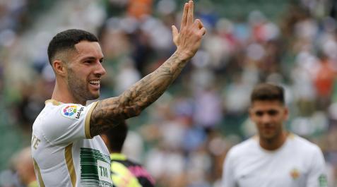 Tete Morente, centrocampista del Elche, celebra su gol
